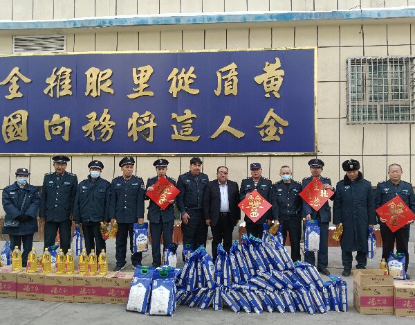 新疆黄金盾保安服务有限公司为员工发放春节暖心福利