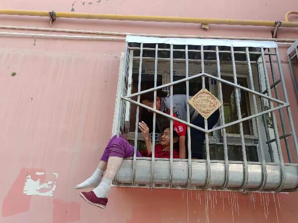 哈密神舟保安员解救阳台被困老人