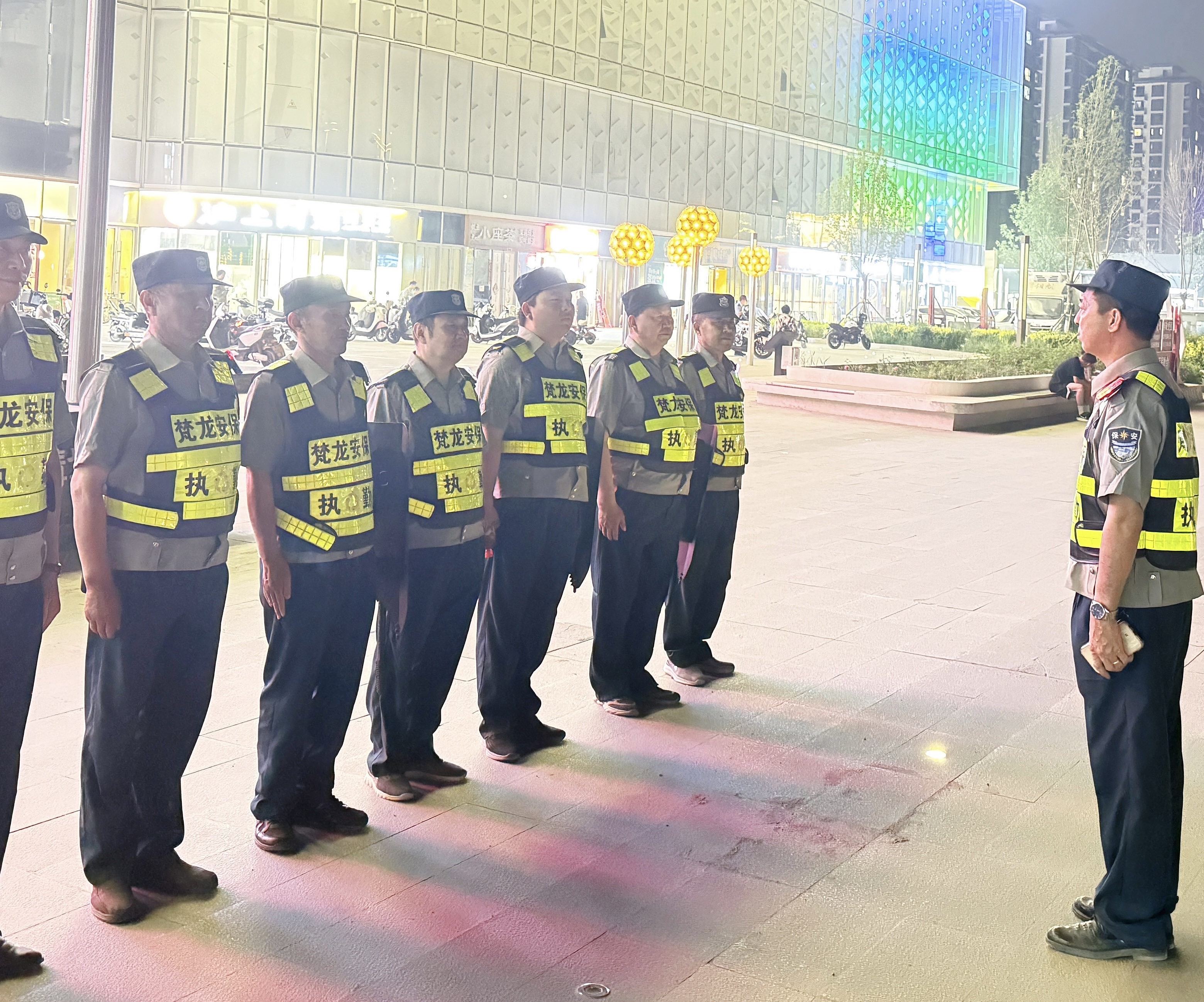 “警保”携手护平安  温情守护暖人心——梵龙保安员助丢失孩童找回亲人