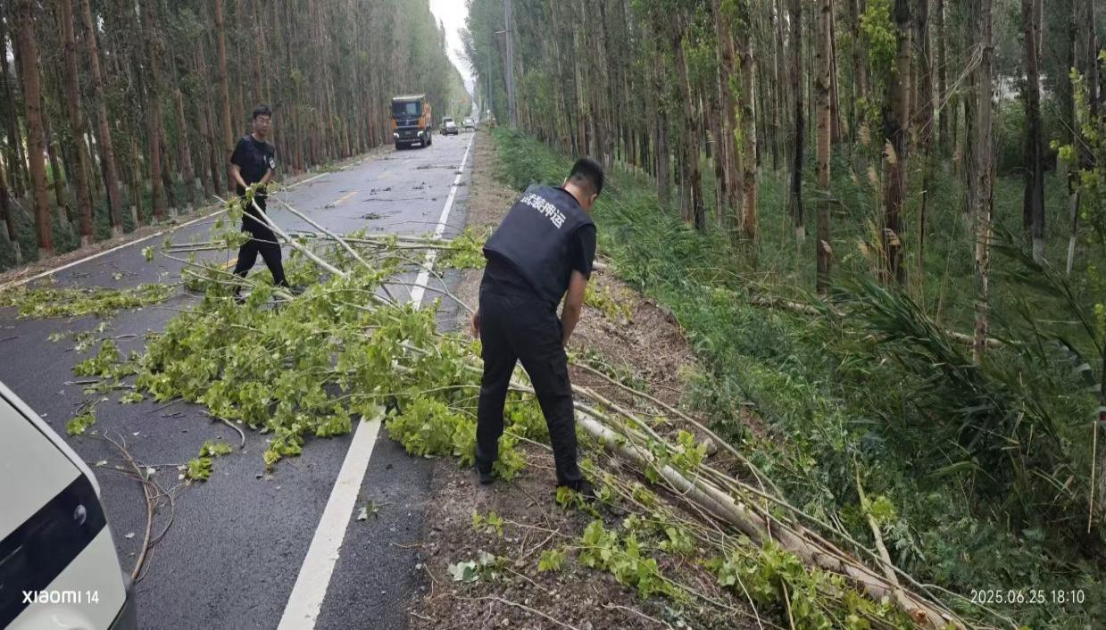 押运卫士的“分外”担当——博州金盾押运公司押运车组风雨途中清障保畅