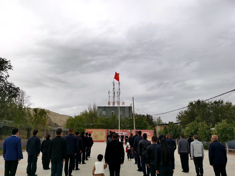 克拉玛依市独山子金盾保安服务有限公司举行“国庆”升国旗仪式
