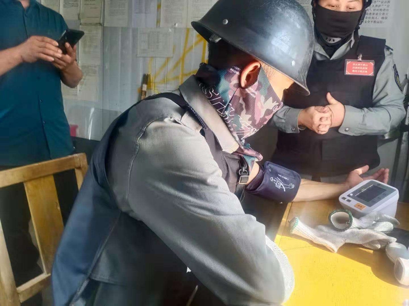 新疆黄金盾保安服务有限公司为一线员工测量血压