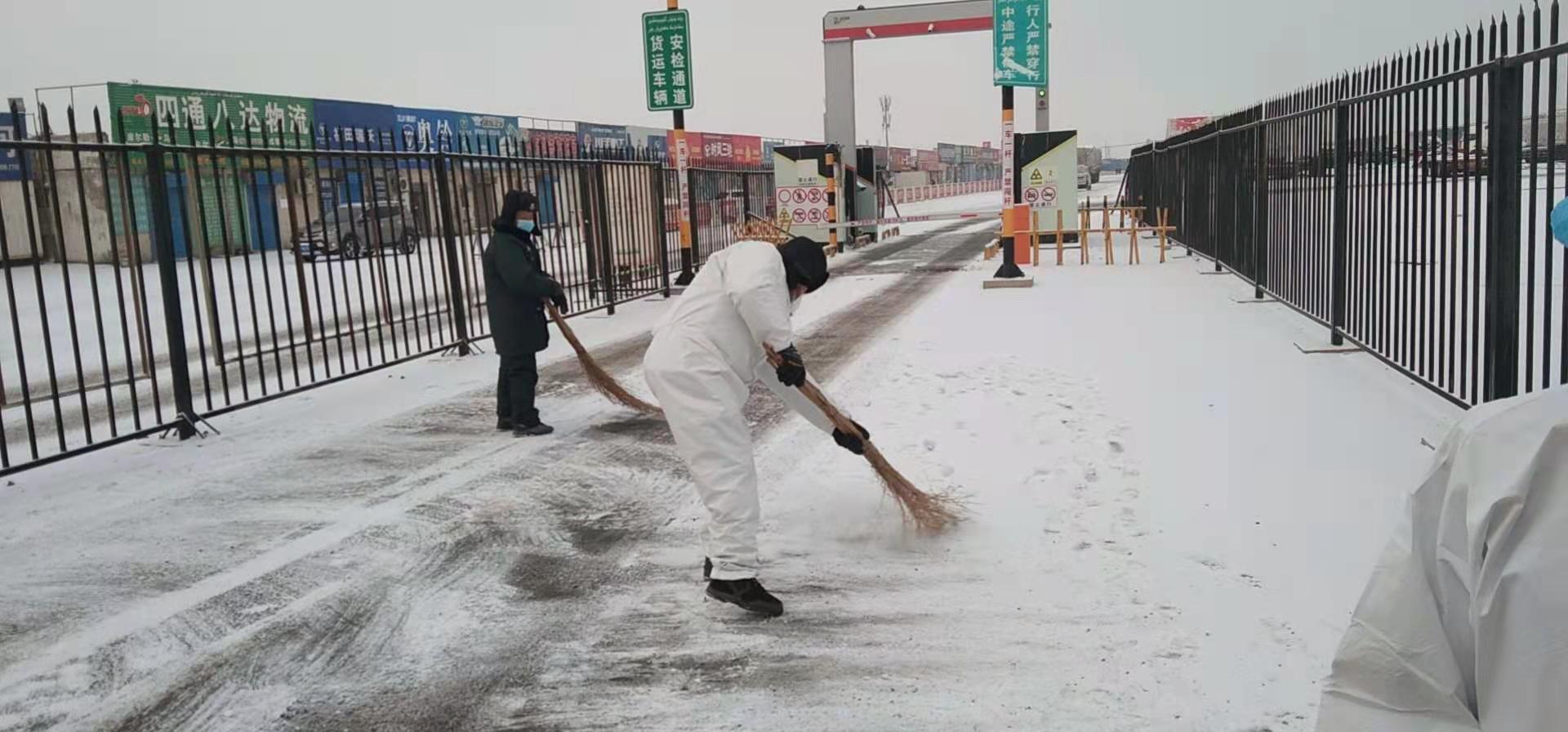 公司上下齐扫雪  利剑保安展风采