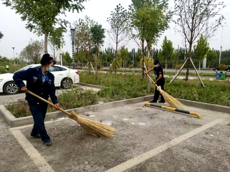 创建文明城市  阿克苏金盾在行动